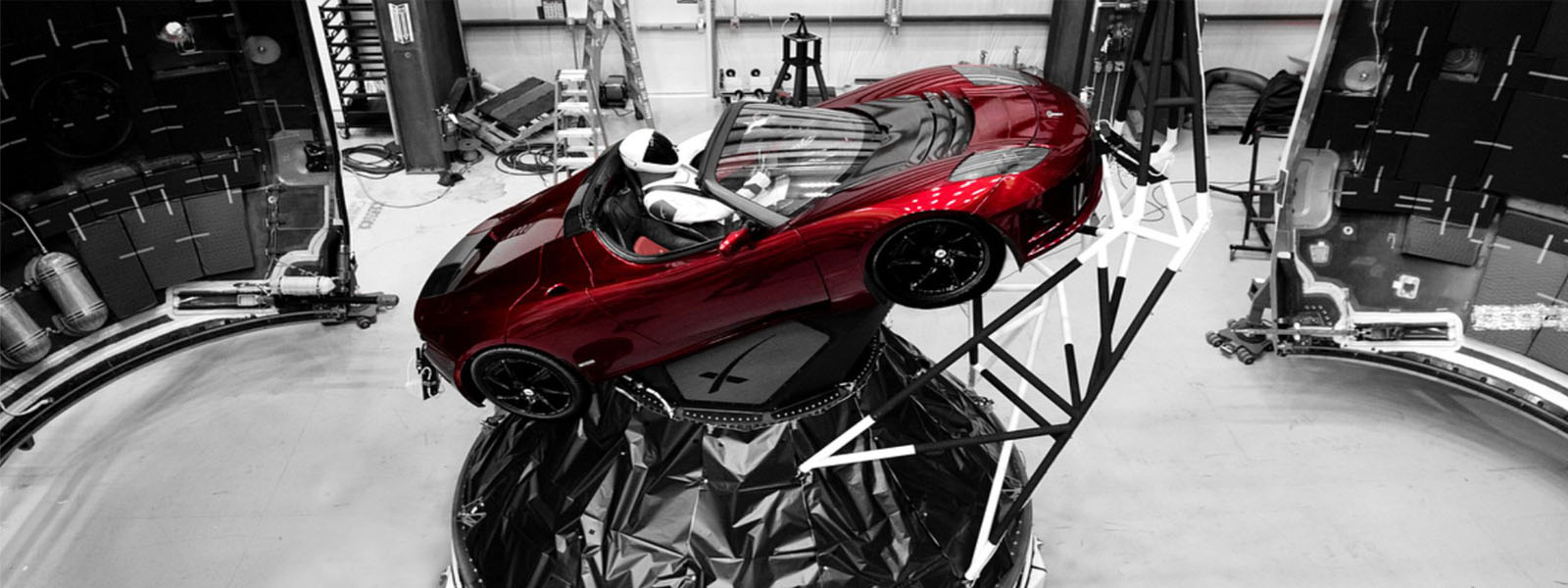 Elon Musk sent his car into space (Photo & Video)