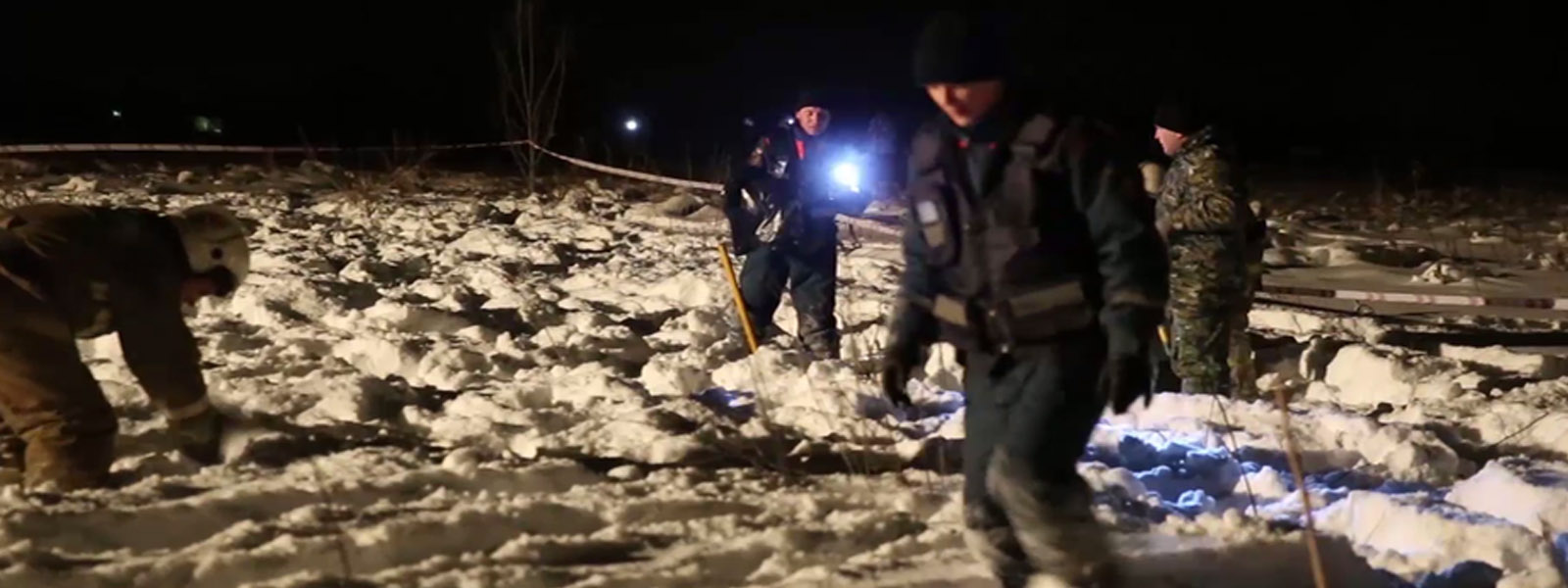 Russia investigators comb jet crash site