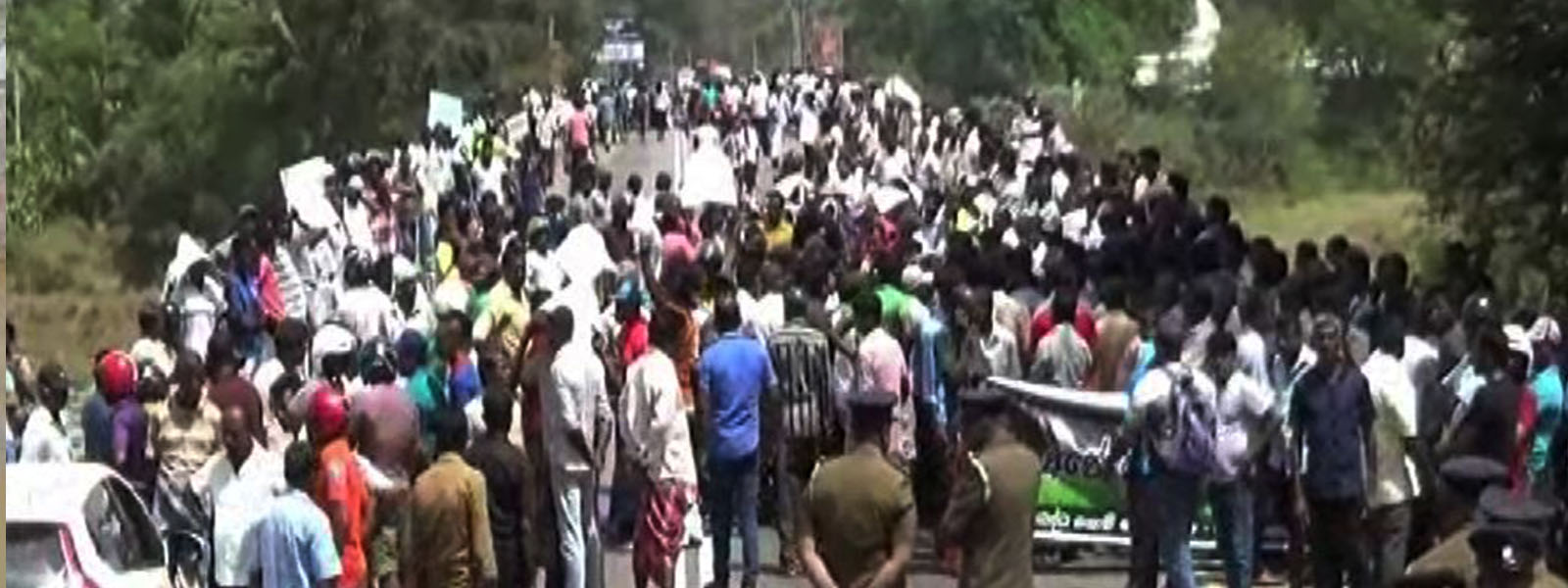 Tension in Thambuttegama over protesting farmers