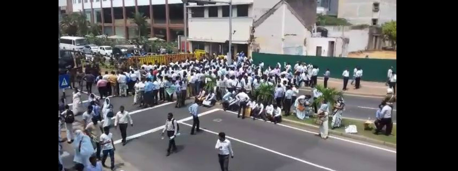 Protest shuts down Galle Road in Colpetty