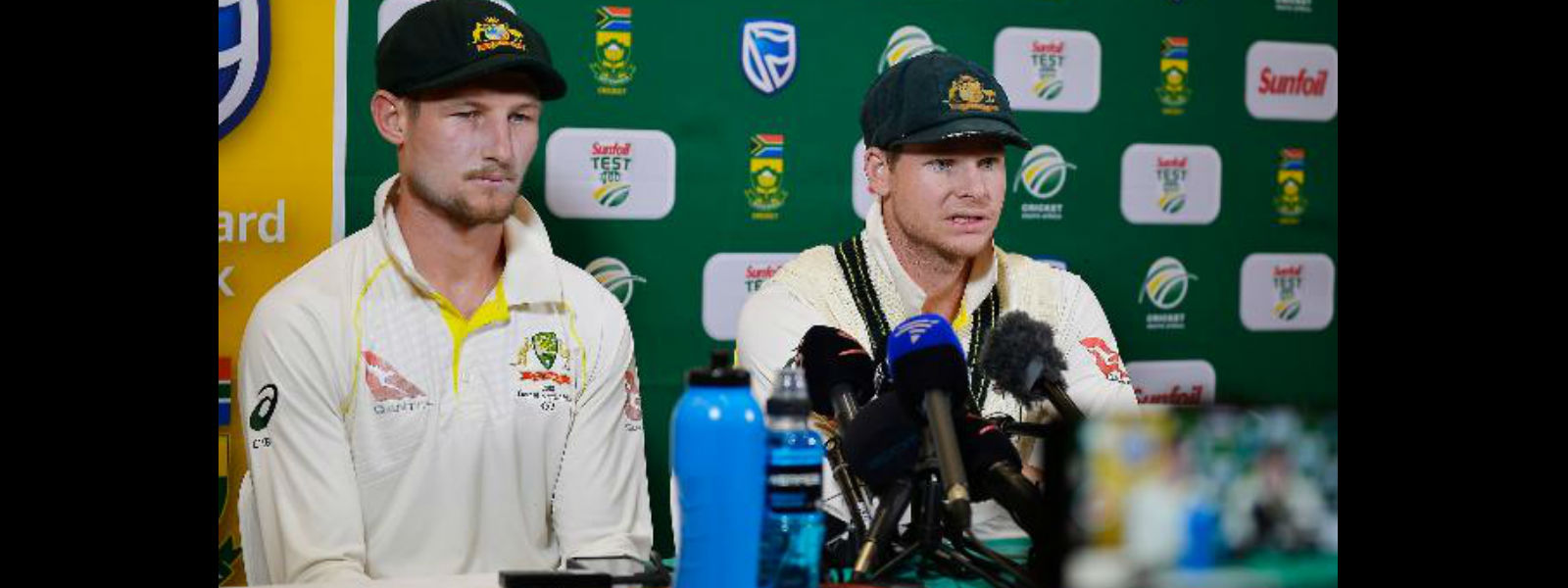 Aussie cricketers charged with ball tampering