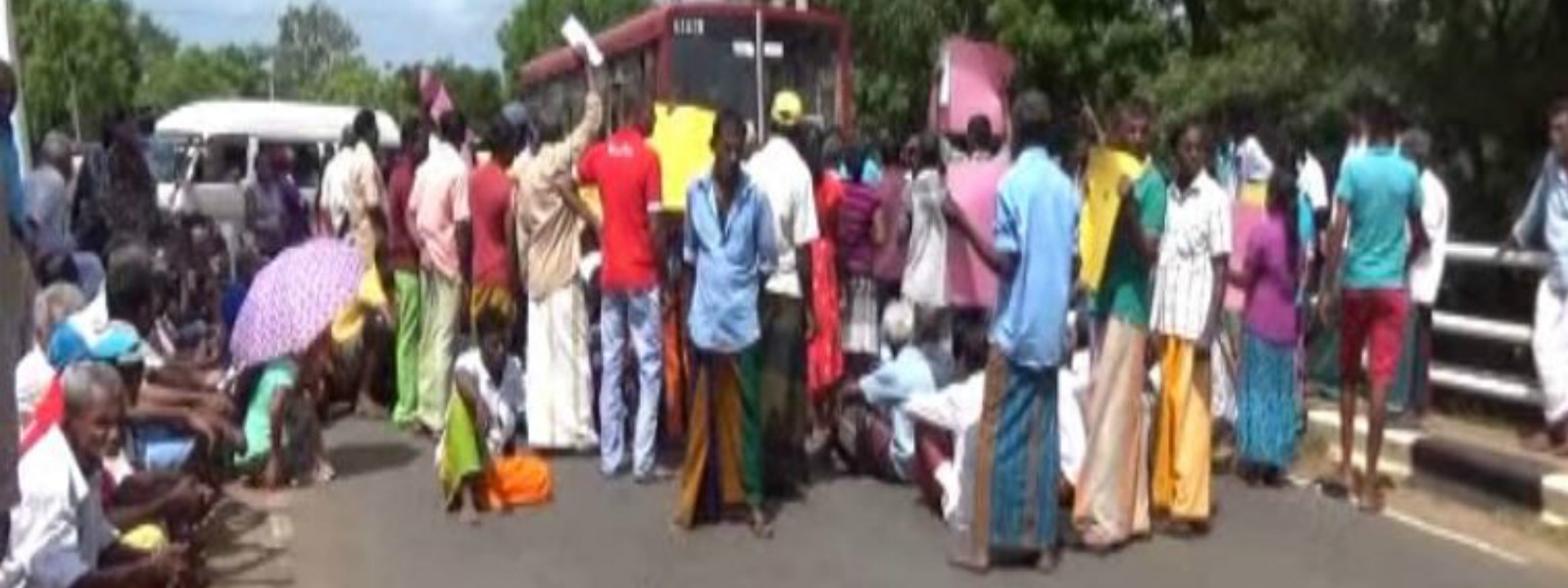 Protest obstructing Mahiyangana - Kandy road