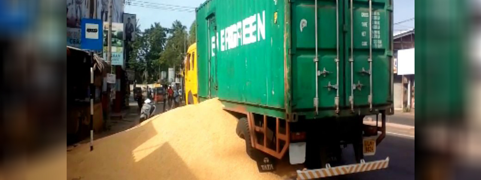 Container accident spills corn 