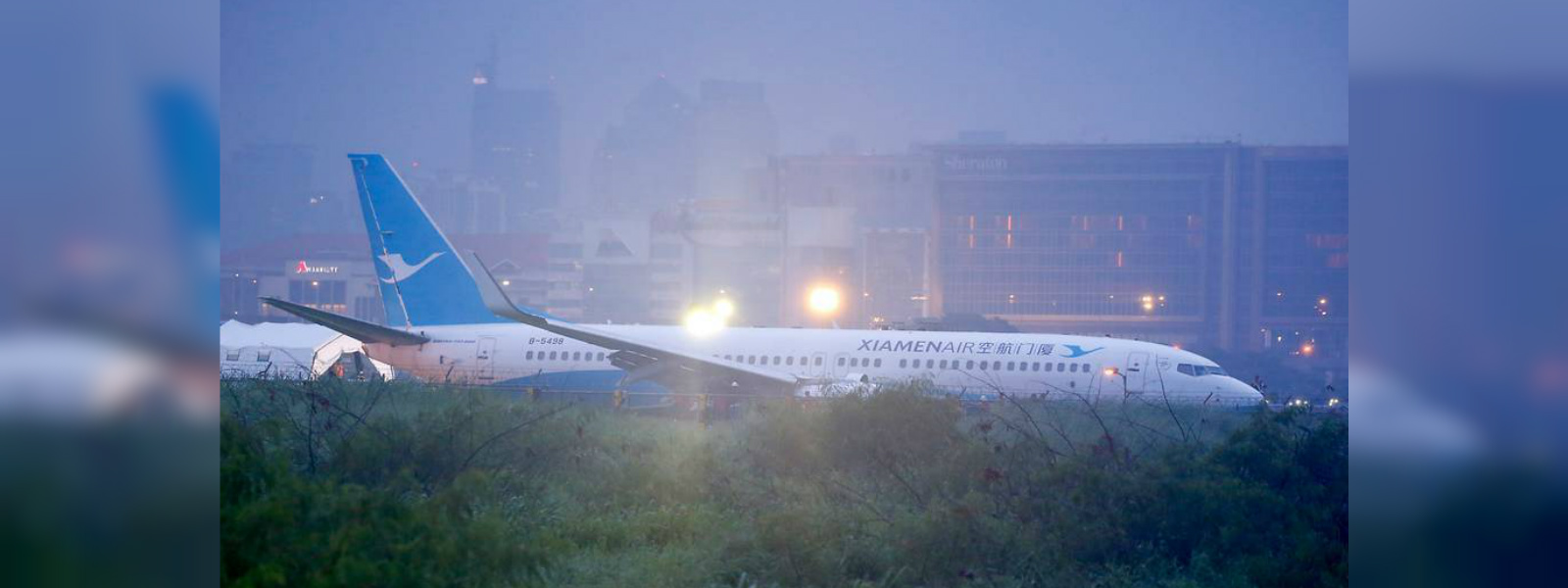 Passenger jet overshoots runway in Manila