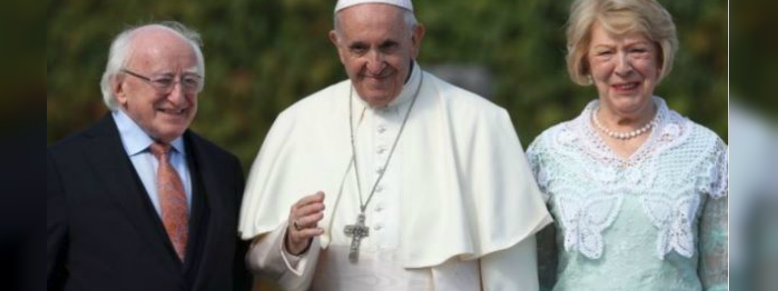 Pope Francis welcomed by Ireland's president 