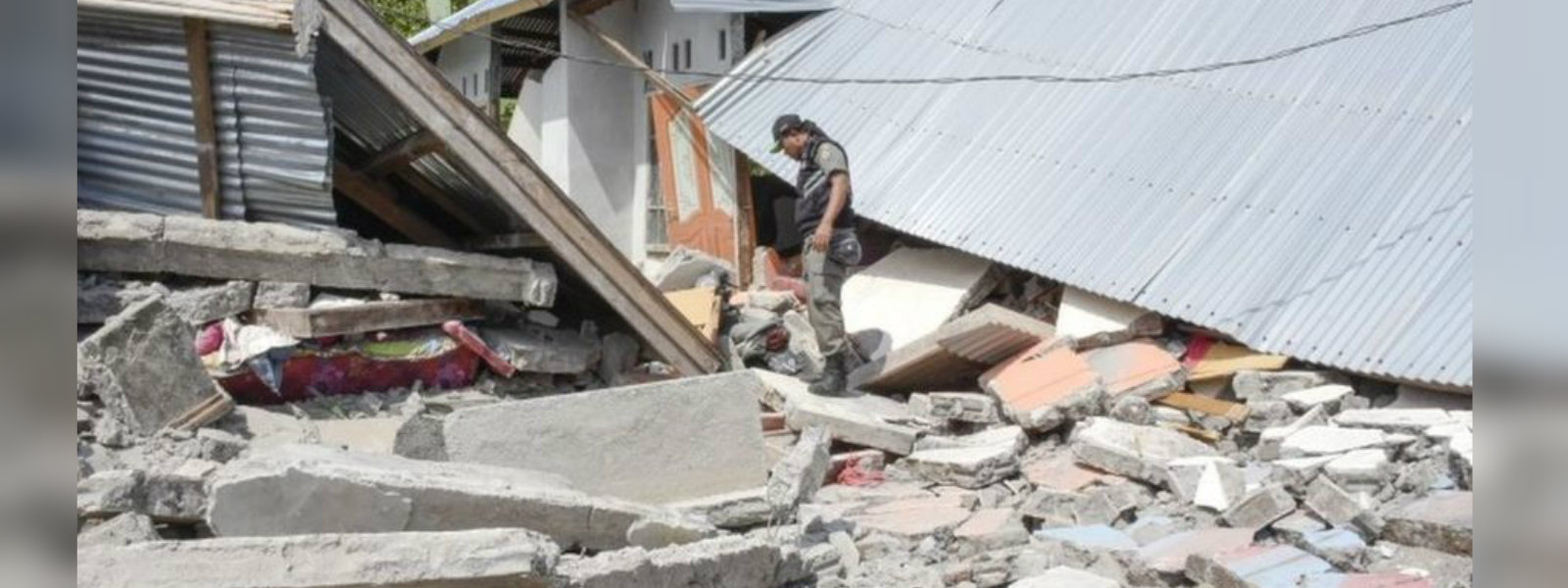 Panic after fresh quake jolts Indonesia, Lombok 