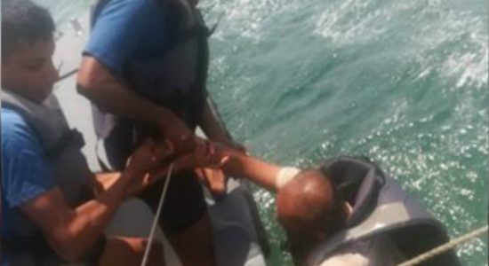 Navy rescues 4 stranded fishermen