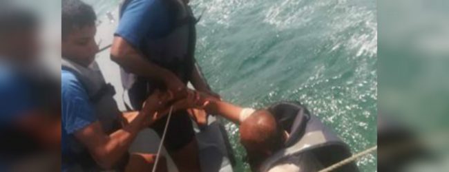 Navy rescues 4 stranded fishermen