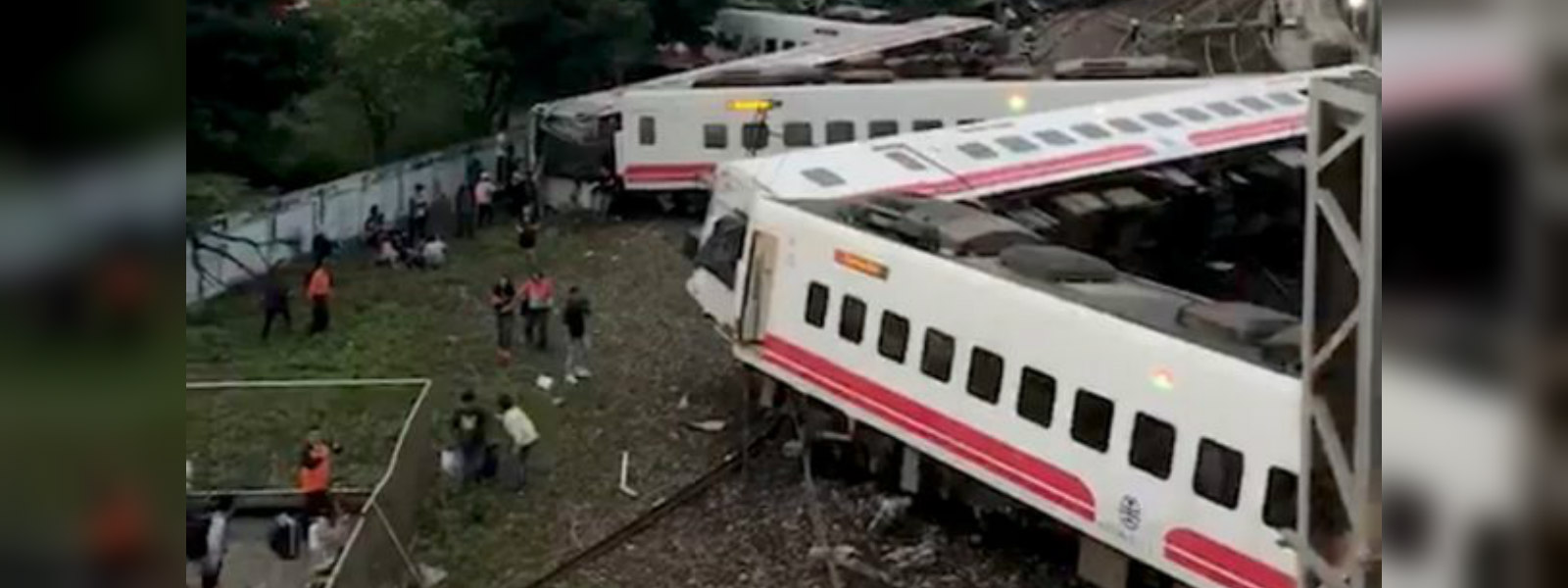 17 dead in Taiwan train derailment 
