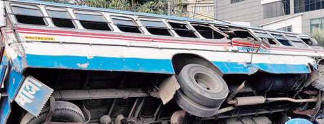 03 die after bus toppled in Negombo-Chillaw Road
