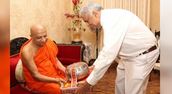 PM visits mahanayake theros