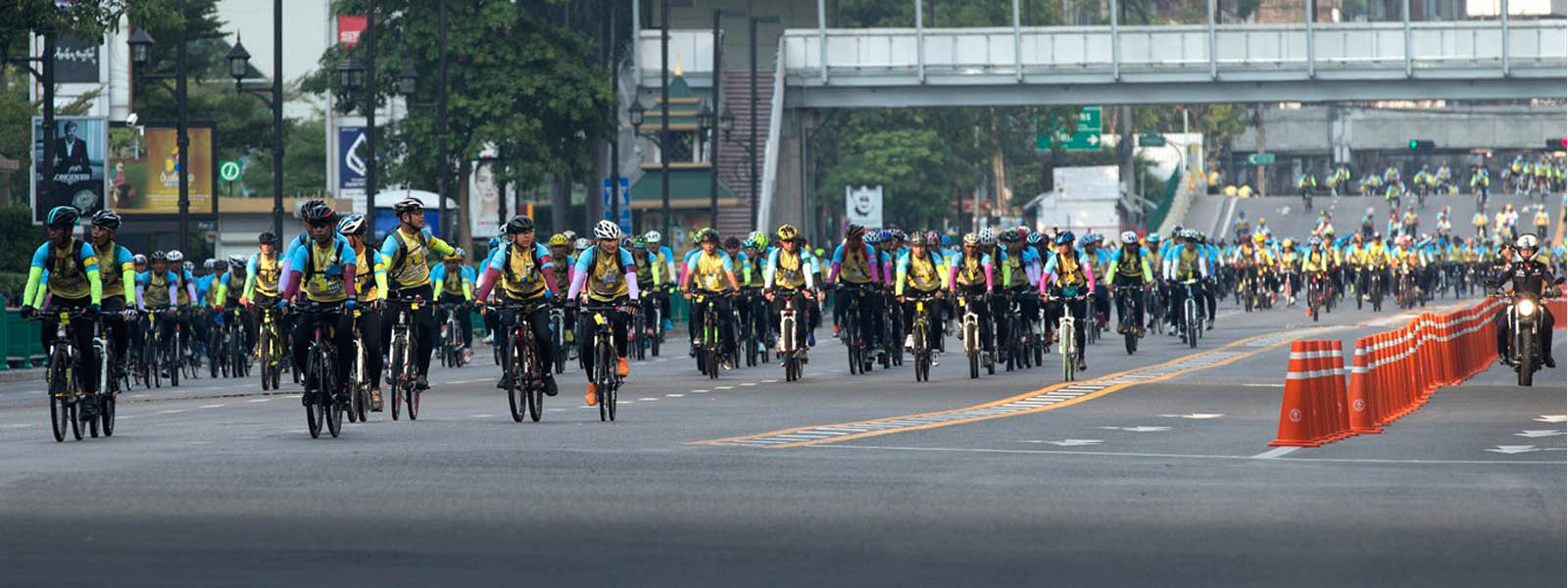 Thai king Vajiralongkorn leads mass cycling event 