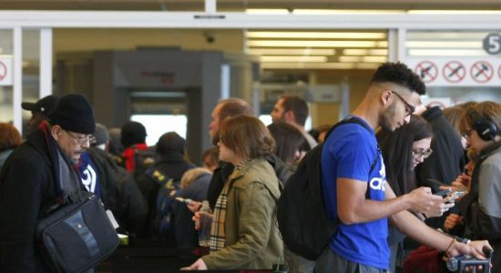 Airport delays due to US government's shutdown 