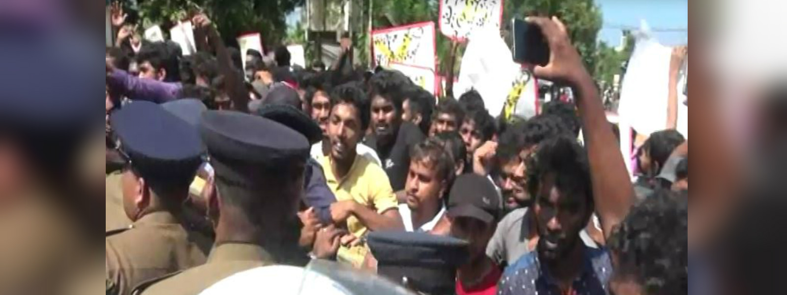 Uni. students obstruct Colombo-Ratnapura main road