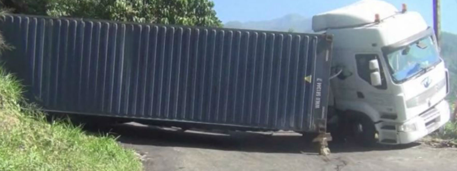 Toppled lorry blocks Ginigathhena-Laxapana road