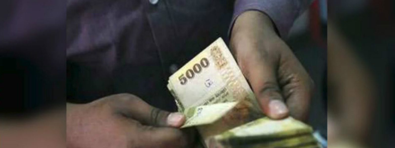 Man arrested with Rs. 400,000 counterfeit money 