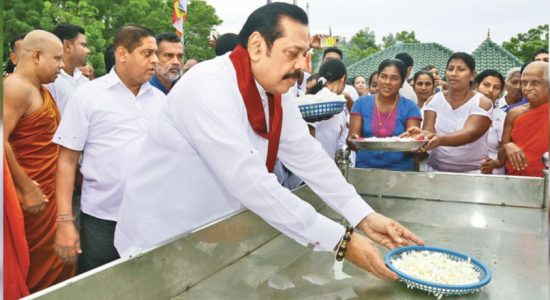 Mahinda Rajapaksa visits Temple of Tooth Relic