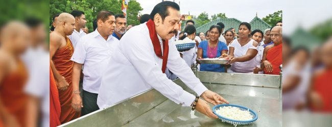 Mahinda Rajapaksa visits Temple of Tooth Relic