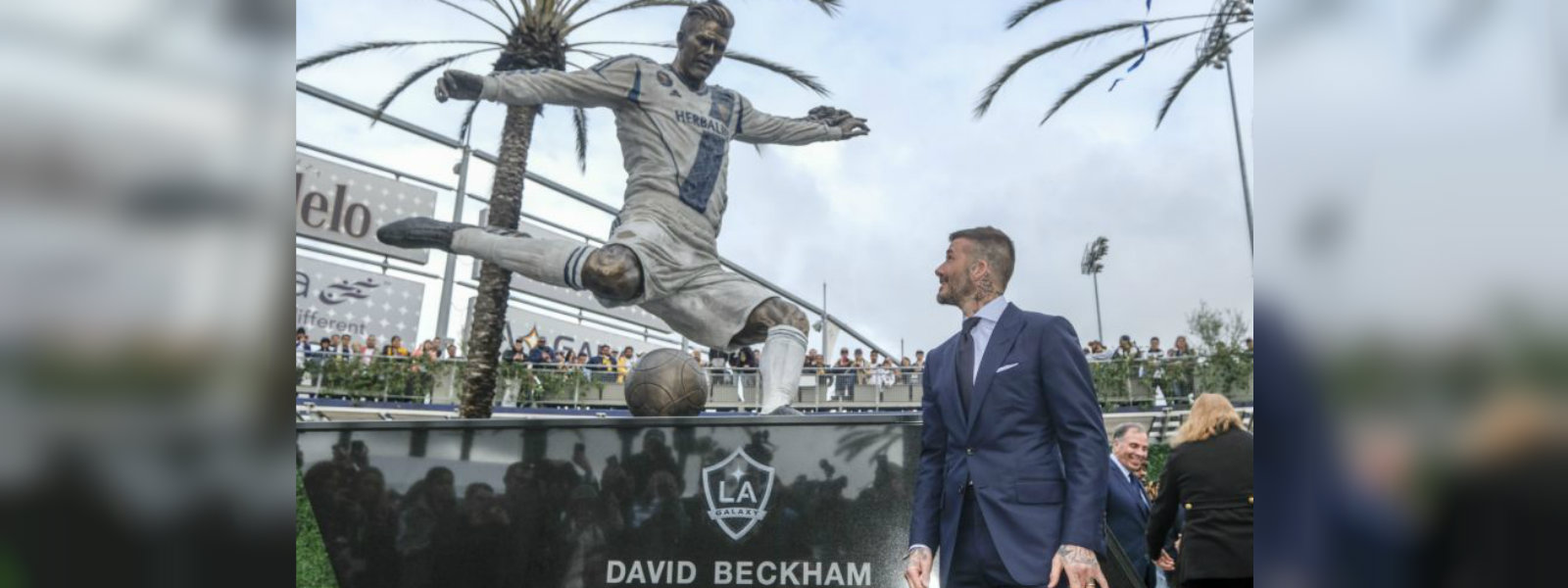 Galaxy unveil statue to honor Beckham