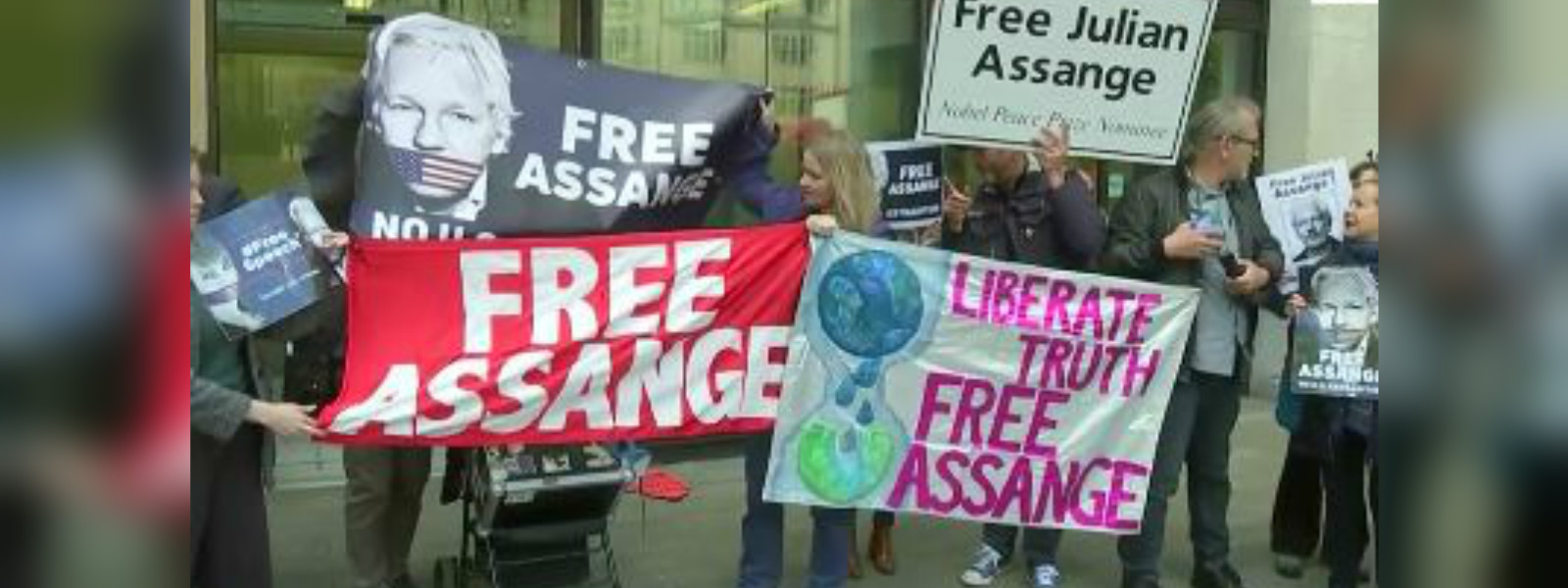 Protesters demand Assange release