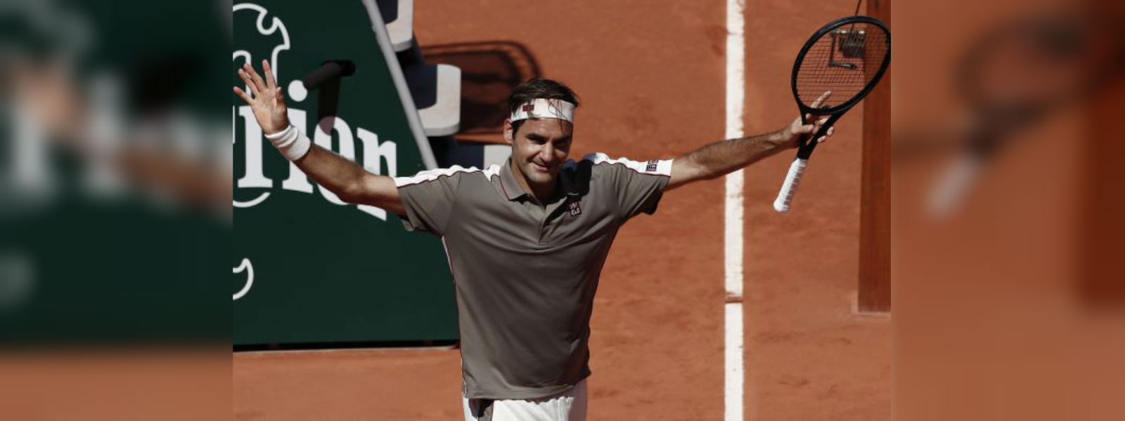 Federer waltzes into French Open last eight