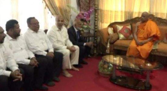 Muslim Ministers who resigned meet Mahanayake