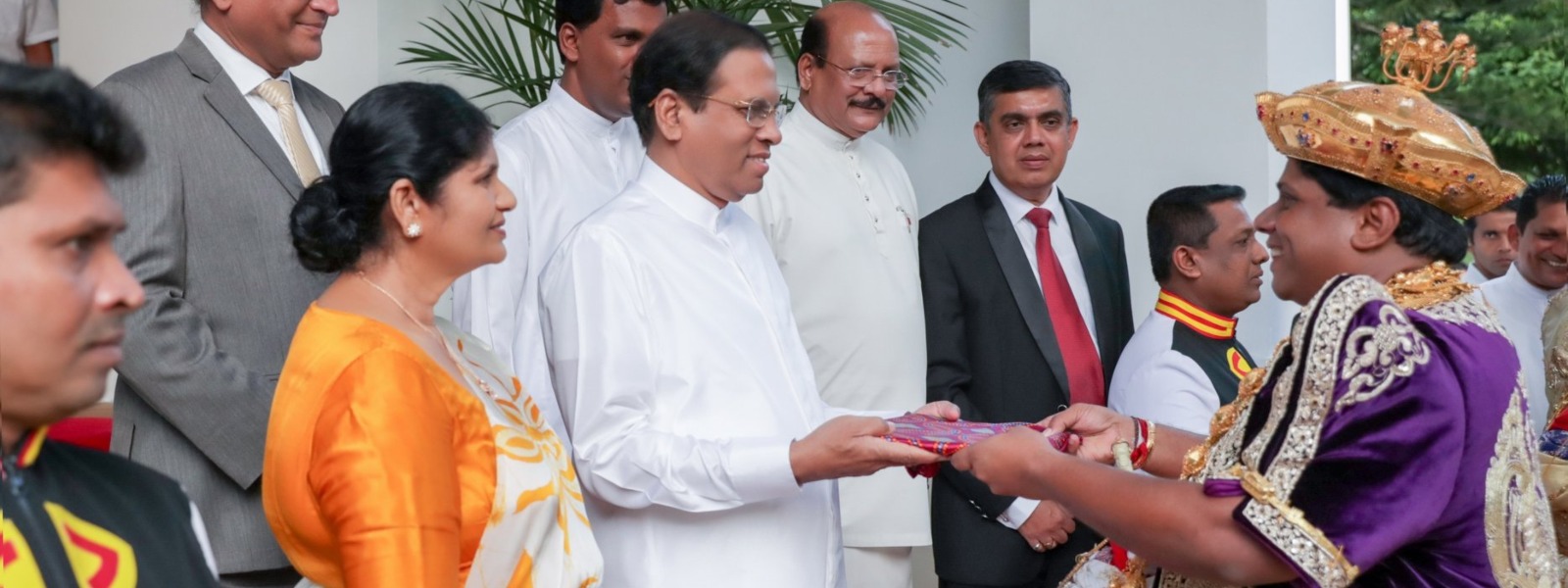 President receives “Sandeshaya” on the end of Esala Perahera