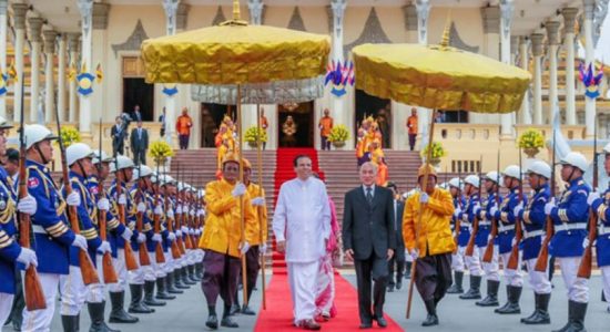 President gets grand welcome by Cambodian king