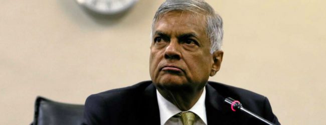 PM loses position at Kelaniya Rajamaha Viharaya