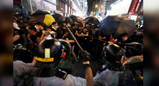 Hong Kong police clash with protesters in Mongkok
