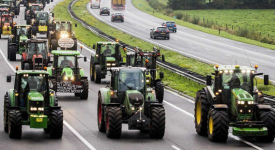 Tractors snarl Dutch roads in emissions protest