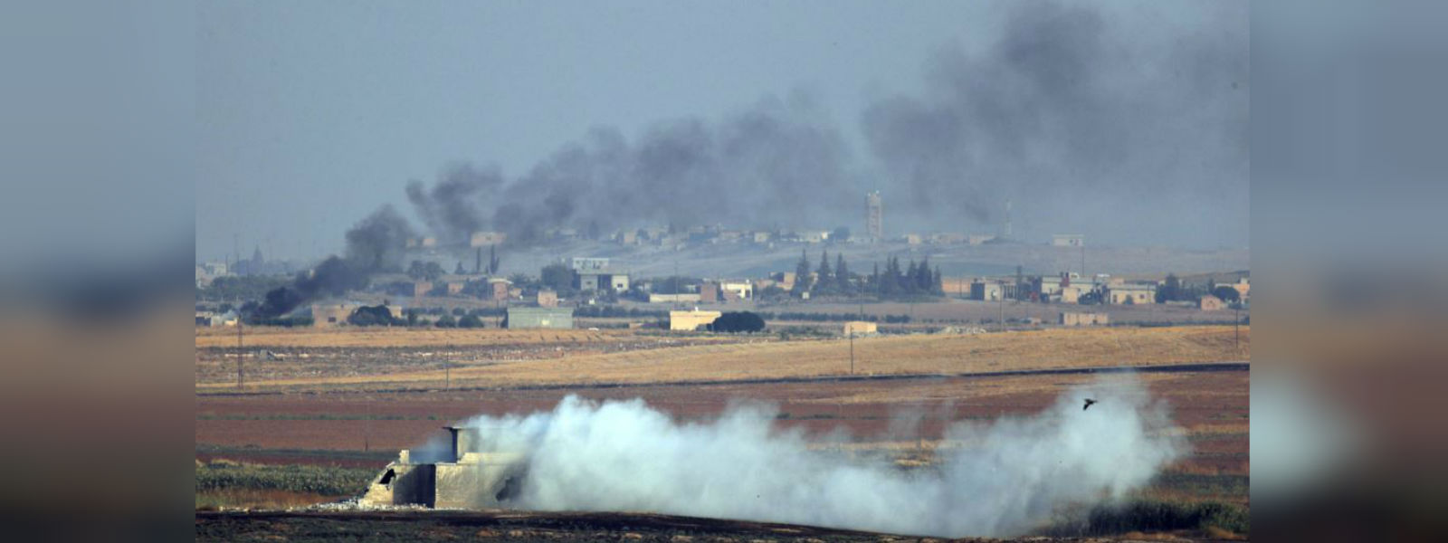 Bombardment in border town as Turkey pushes offensive in Syria