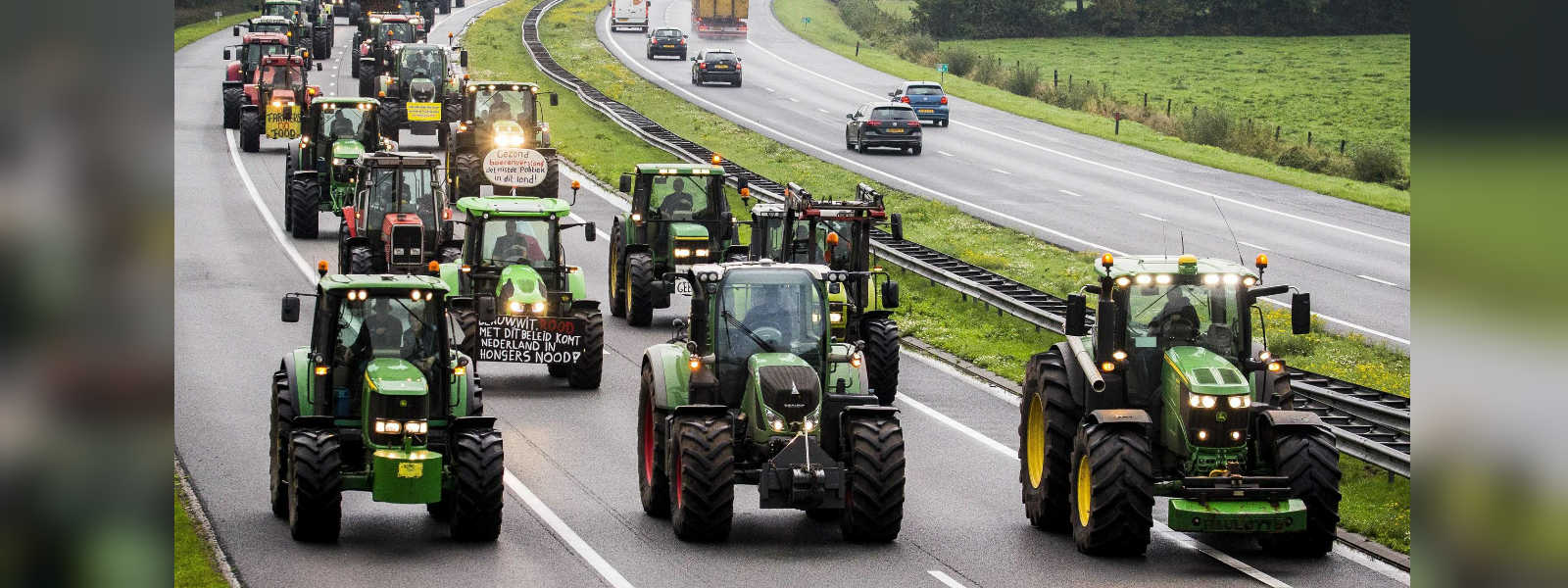 Tractors snarl Dutch roads in emissions protest