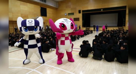 Tokyo 2020 mascot robots visit elementary school in Tokyo