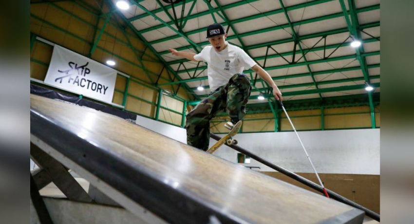 Blind Japanese skateboarder uses cane to ride the rails