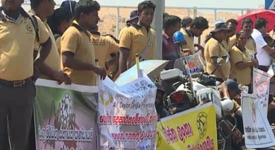 Assistant officers of Health Ministry end protest