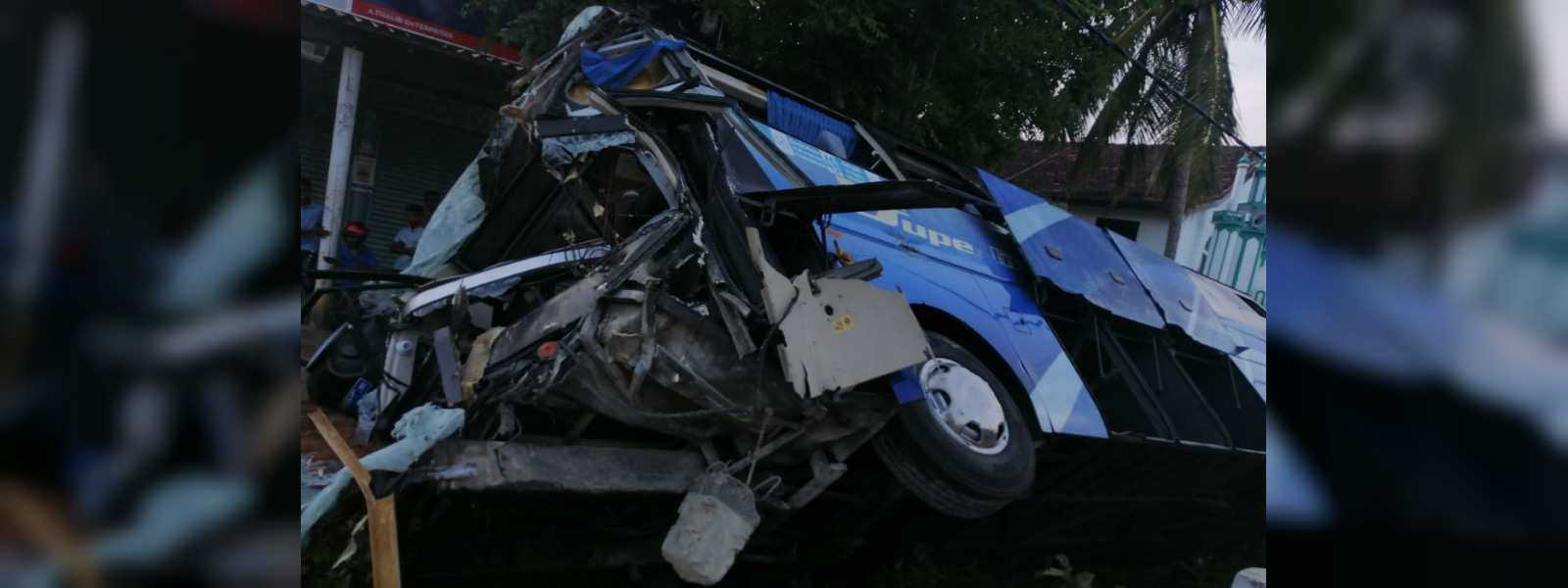 1 dead and 19 injured in bus accident