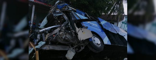 1 dead and 19 injured in bus accident