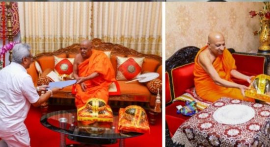 Temple of the tooth,Malwathu & Asgiri donate 20 Mn