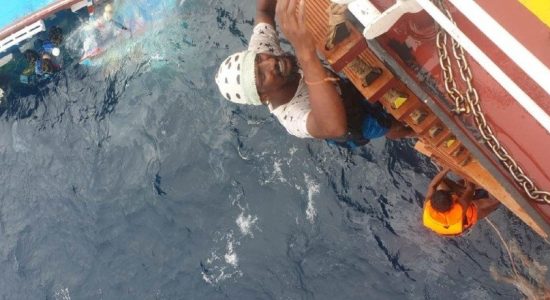 06 Sri Lankan fishermen rescued from sinking boat