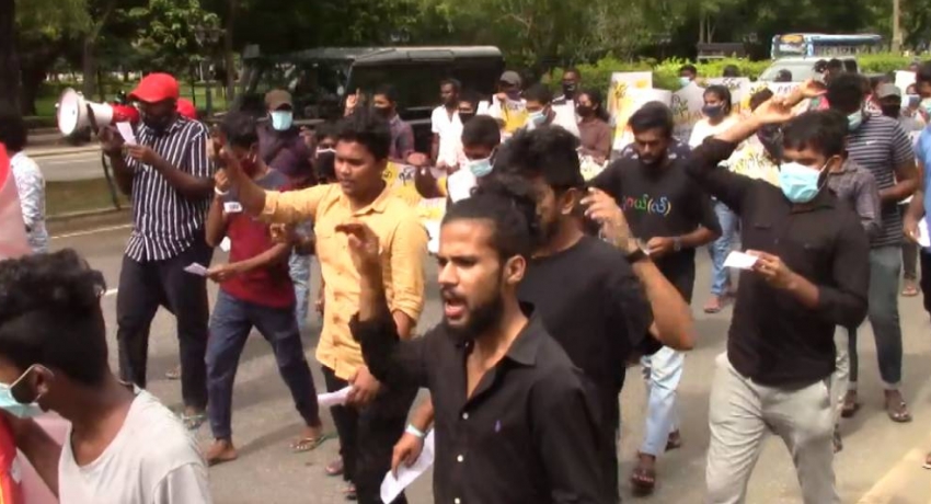 Kelaniya University students stage protest