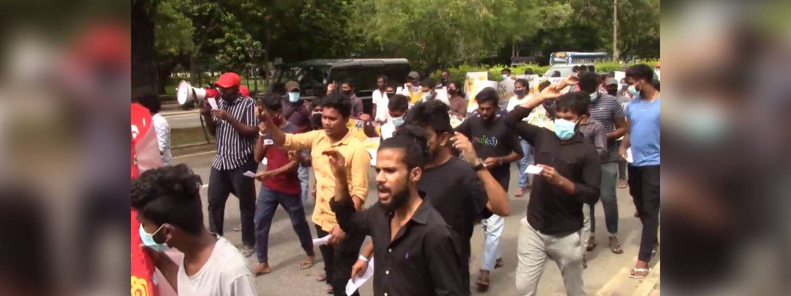 Kelaniya University students stage protest