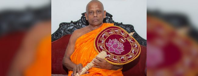 Dhammika Bandara visits Asgiriya and Malwathu Chief Theros