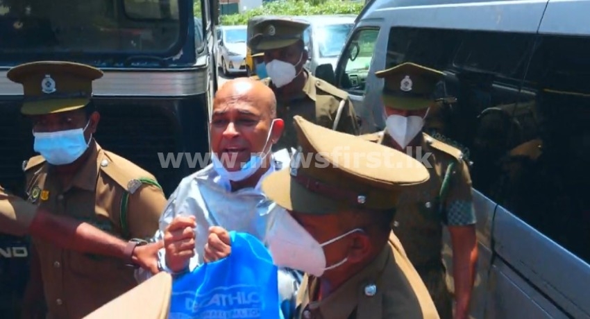 (VIDEO) Ranjan dragged into prison bus when leaving Press Council