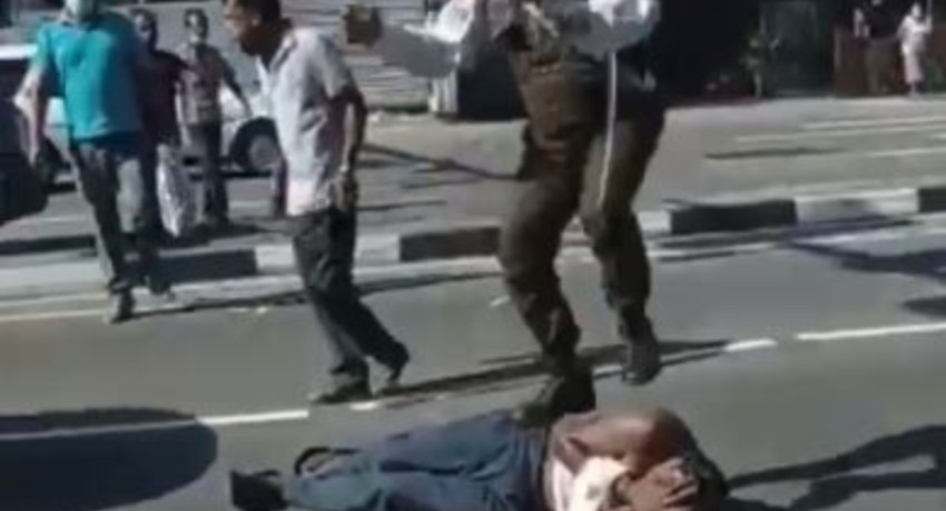 (VIDEO) Cop brutally assaults man on busy road