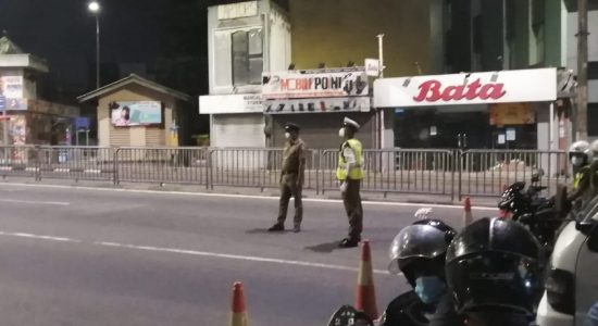 (VIDEO)Vehicles honk against road closure for VVIP