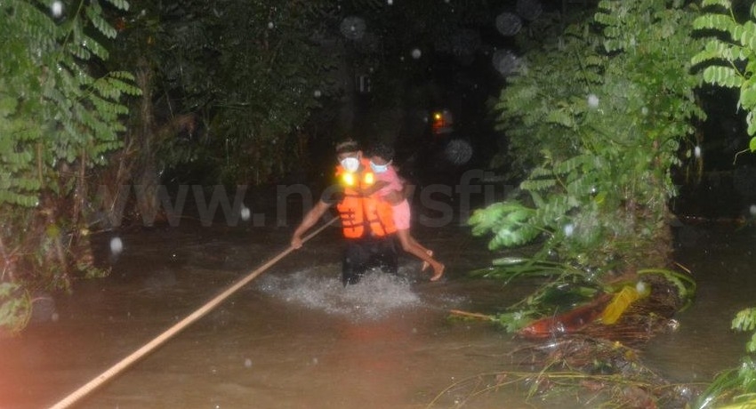(PICTURES) Army rescues group trapped by flood waters in Ruwanwella