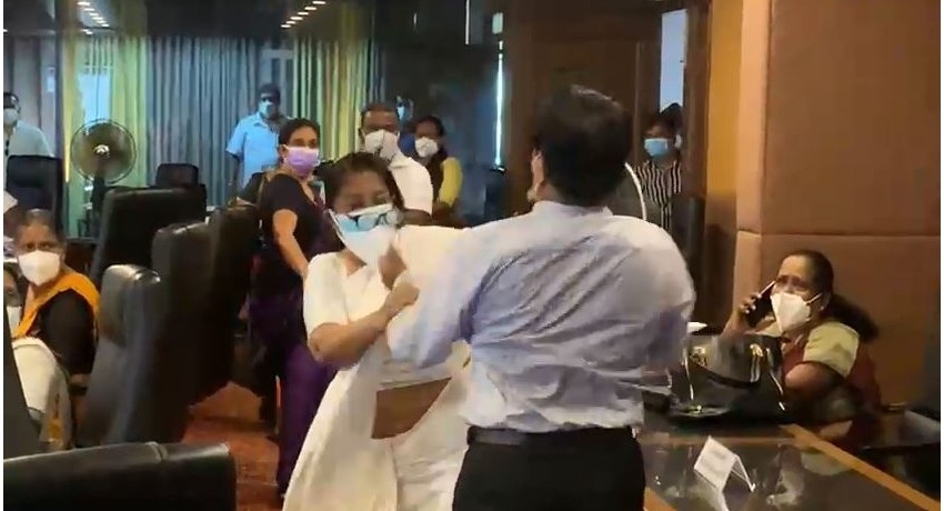 (VIDEO) Maharagama UC meeting turns ugly as two ruling party members brawl