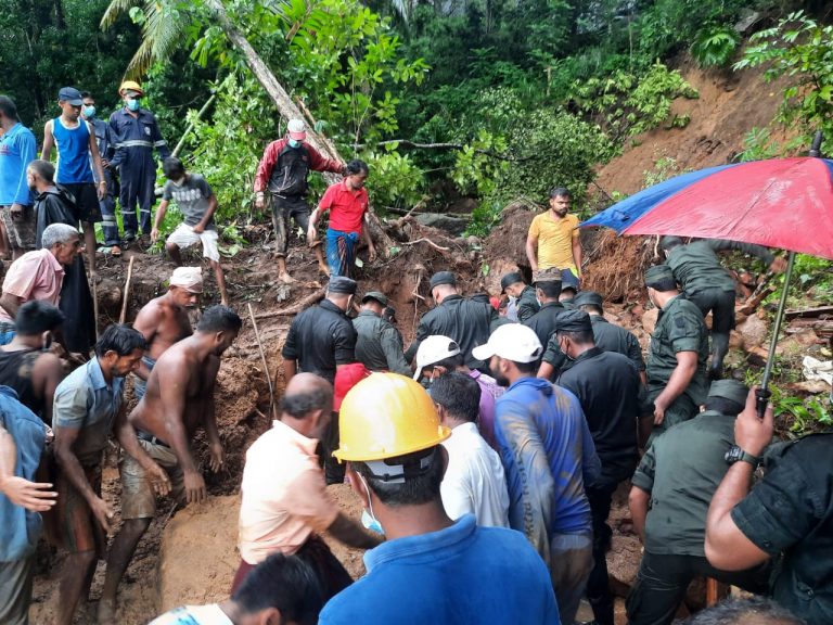 (PICTURES) Army recovers body of landslide victim during rescue operation