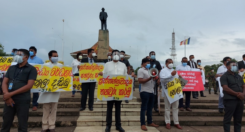 (PICTURES) SJB protest goes ahead in Colombo amidst large police presence